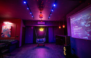 Неоновый лофт-зал