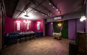 Неоновый лофт-зал