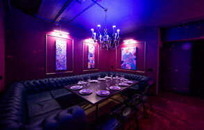 Неоновый лофт-зал