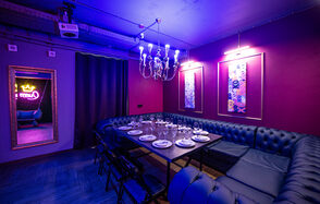 Неоновый лофт-зал