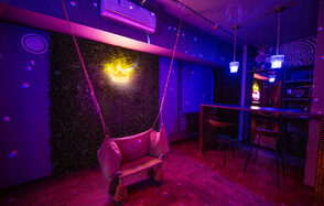 Неоновый лофт-зал