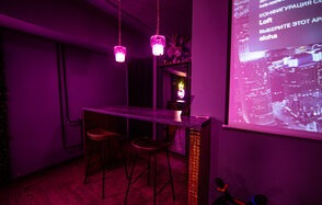 Неоновый лофт-зал