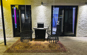 Неоновый лофт-зал