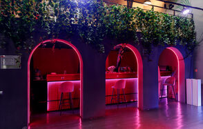 Двухэтажное пространство с яркими акцентами