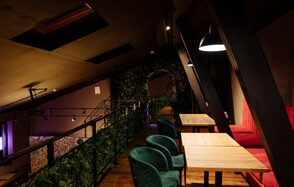 Двухэтажное пространство с яркими акцентами