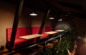 Двухэтажное пространство с яркими акцентами