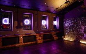 Двухэтажное пространство с яркими акцентами