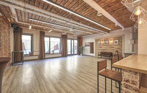 Loft Lodge 8. Яркий зал со светомузыкой