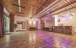 Loft Lodge 8. Яркий зал со светомузыкой