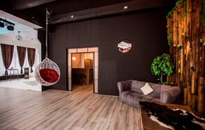 Просторный лофт с панорамными окнами и циклорамой