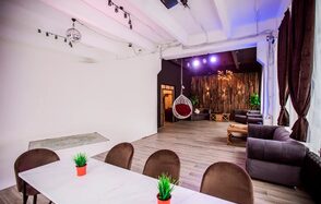 Просторный лофт с панорамными окнами и циклорамой