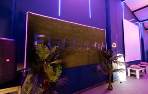 Тёмный лофт для вечеринок 