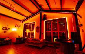 Неоновый лофт для вечеринок