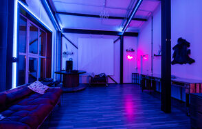 Неоновый лофт для вечеринок