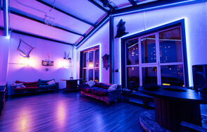 Неоновый лофт для вечеринок