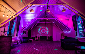 Honey. EmpireLoft Стилизованный лофт с проектором