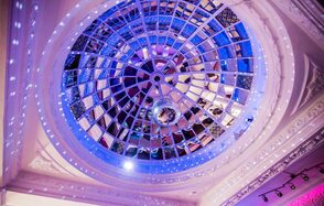 Атмосферное пространство с зеркальным куполом