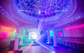 Атмосферное пространство с зеркальным куполом