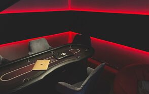 Лофт на мансардном этаже с покерным столом