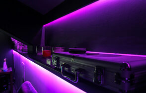 Лофт на мансардном этаже с покерным столом