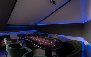 Лофт на мансардном этаже с покерным столом