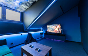 Неоновый лофт на мансардном этаже