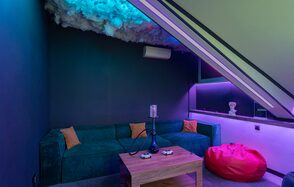 Неоновый лофт на мансардном этаже