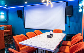 N-Joy Яркий лофт-зал