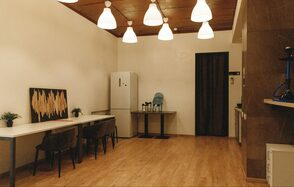 Пространство с кирпичной стеной и проектором