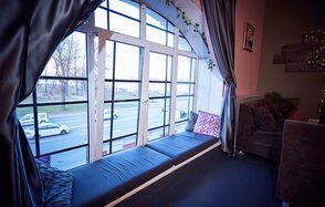 Уютный лофт-зал с красивым видом