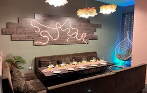 Уютный лофт-зал с красивым видом