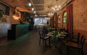 План Б. Авангардное лофт-пространство в центре города. Лофт-пространство с кирпичными стенами, деревянным полом, барной стойкой, столами и стульями. Потолок украшен светильниками и люстрами. Имеется проектор с изображением и разноцветные витражи на окнах. Помещение оформлено в темных и теплых тонах.
