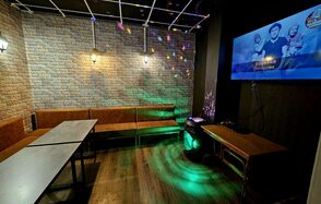 Типичный Питер. Лофт-зал в полосатом стиле