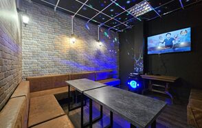 Типичный Питер. Лофт-зал в полосатом стиле