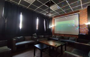 Типичный Питер. Зал с играми