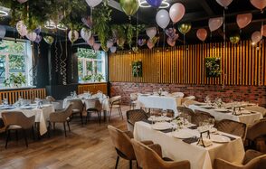 Красочный зал при отеле