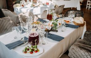 Красочный зал при отеле