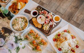 Красочный зал при отеле