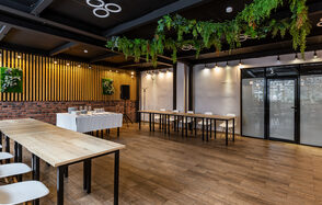 Красочный зал при отеле