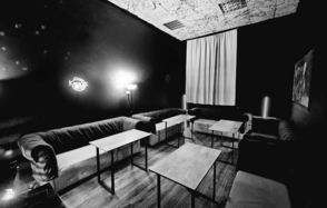 Типичный Питер. Тёмный лофт с логотипами групп 90-х