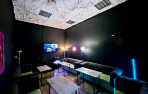 Типичный Питер. Тёмный лофт с логотипами групп 90-х