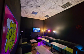 Типичный Питер. Тёмный лофт с логотипами групп 90-х