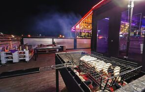 Атмосферное пространство с верандой и мангалом в Отрадном