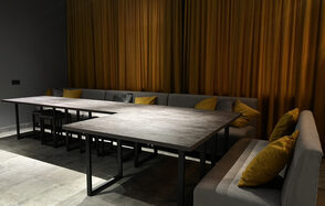 Атмосферный зал с караоке