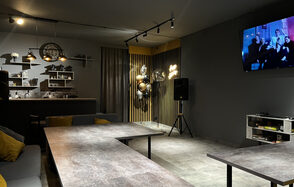 Атмосферный зал с караоке