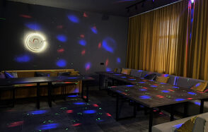 Атмосферный зал с караоке