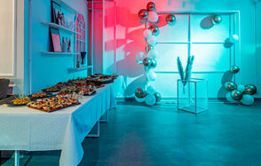 Светлый зал с барной стойкой