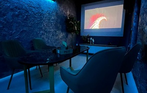 Небольшой атмосферный зал