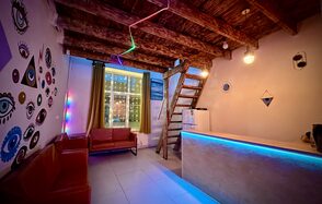 Яркий двухуровневый лофт. Диваны. Барная стойка. Лестница на второй этаж. Холодильник