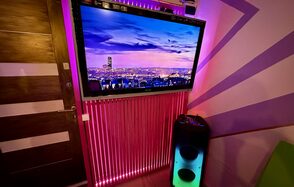 Яркий двухуровневый лофт. Телевизор с большой колонкой